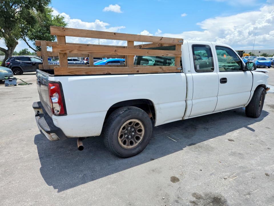 2005 CHEVROLET Silverado photo 2